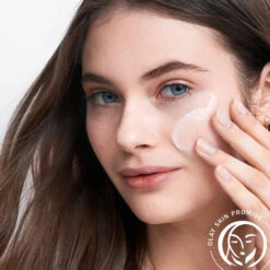 Olay Touch Of Sun 7-in-1 Dagcrème En Zelfbruiner SPF 12 -Plein Winkel 1030281 3