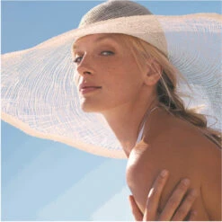 Garnier Ambre Solaire Invisible Protect Transparante Zonnespray SPF 50 -Plein Winkel 1035718 3